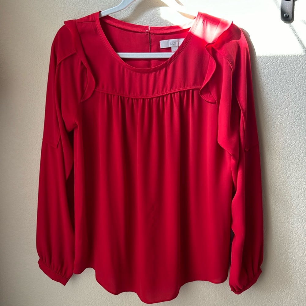 Red ruffle sleeve top. Small snag on front (in pictures), otherwise EUC!